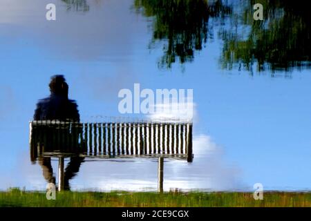 31/08/2020. Gordon Gardens und die Promenade Gravesend Großbritannien das Wetter an den Feiertagen im August verbesserte sich am Montag der Bankfeiertage. Ein Besucher Reflexion i Stockfoto