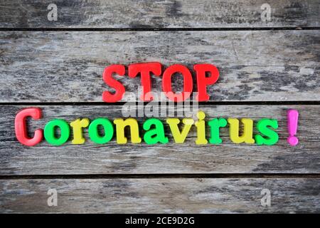 Stop Coronavirus Wort auf Holzblock geschrieben Stockfoto