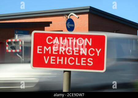 Warnschild und Beleuchtung für Notfahrzeuge außerhalb der Feuerwehr leeds vereinigtes Königreich Stockfoto