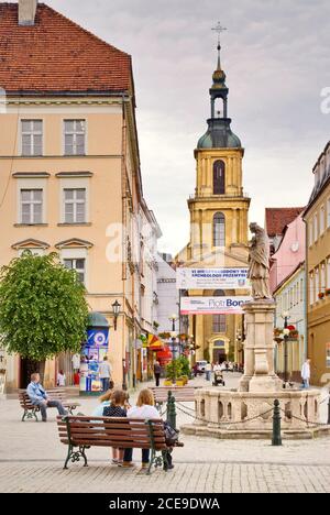 Statue des heiligen Johannes von Nepomuk auf dem Rynek (Marktplatz) und der Kirche der heiligen Maria in Dzierżoniów, Niederschlesien, Polen Stockfoto