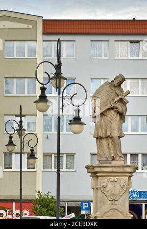 Statue des heiligen Johannes von Nepomuk auf dem Rynek (Marktplatz) in Dzierżoniów, Niederschlesien, Polen Stockfoto