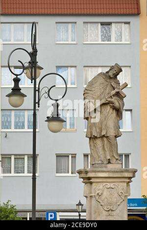 Statue des heiligen Johannes von Nepomuk auf dem Rynek (Marktplatz) in Dzierżoniów, Niederschlesien, Polen Stockfoto