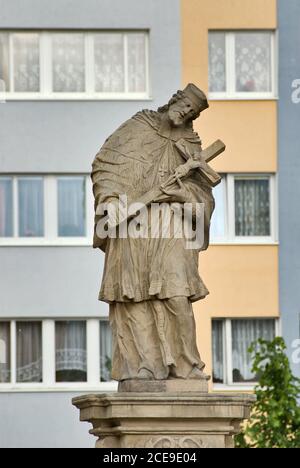 Statue des heiligen Johannes von Nepomuk auf dem Rynek (Marktplatz) in Dzierżoniów, Niederschlesien, Polen Stockfoto