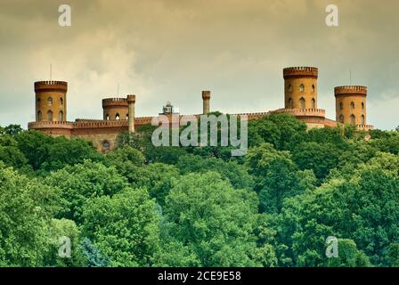 Neugotische Burg in Kamieniec Ząbkowicki in Niederschlesien, Polen Stockfoto