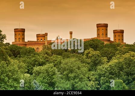 Neugotische Burg mit Storchennest unten bei Kamieniec Ząbkowicki in Niederschlesien, Polen Stockfoto