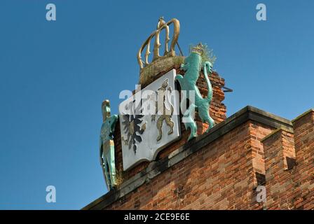 Kartusche mit Wappen auf Schloss Kamieniec Ząbkowicki in Niederschlesien, Polen Stockfoto