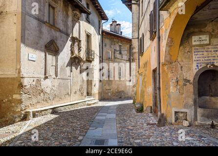 Die engen Gassen im alten Dorf Castello Cabiaglio in der Provinz Varese, Lombardei, Italien Stockfoto