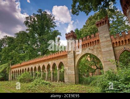 Neugotische Tore, Zinnen und Bögen im Schloss Kamieniec Ząbkowicki in Niederschlesien, Polen Stockfoto