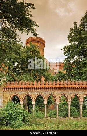 Neogotische Zinnen am Turm und Bögen am Schloss Kamieniec Ząbkowicki in Niederschlesien, Polen Stockfoto