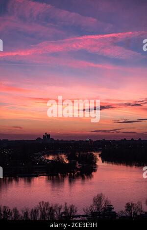 Belgrad / Serbien - 16. März 2019: Belgrader Stadtbild und Zusammenfluss von Donau und Save bei Sonnenuntergang, Blick von Belgrader Festung Kalemegdan Stockfoto