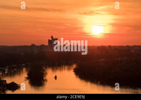 Belgrad / Serbien - 16. März 2019: Belgrader Stadtbild und Zusammenfluss von Donau und Save bei Sonnenuntergang, Blick von Belgrader Festung Kalemegdan Stockfoto