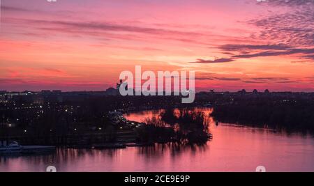 Belgrad / Serbien - 16. März 2019: Belgrader Stadtbild und Zusammenfluss von Donau und Save bei Sonnenuntergang, Blick von Belgrader Festung Kalemegdan Stockfoto