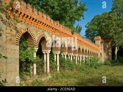 Neogotische Zinnen und Bögen auf Schloss Kamieniec Ząbkowicki in Niederschlesien, Polen Stockfoto