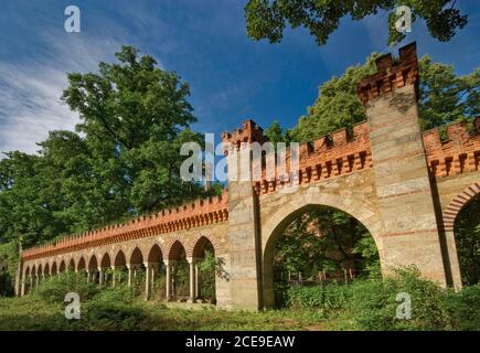 Neugotische Tore, Zinnen und Bögen im Schloss Kamieniec Ząbkowicki in Niederschlesien, Polen Stockfoto