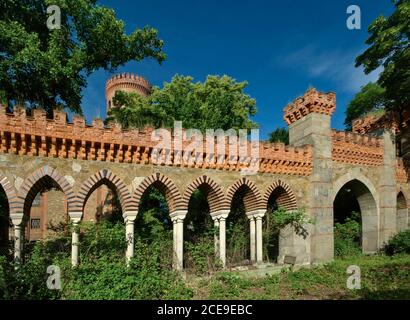 Neugotische Tore, Zinnen und Bögen im Schloss Kamieniec Ząbkowicki in Niederschlesien, Polen Stockfoto