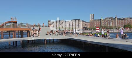 Sonnenbaden auf den Kalvebod Wellen und den offiziellen Inseln Brygge Harbour Bath liegt auf der anderen Seite des inneren Hafenkanals Kopenhagen an einem Sommertag Stockfoto