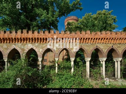 Neogotische Zinnen und Bögen auf Schloss Kamieniec Ząbkowicki in Niederschlesien, Polen Stockfoto