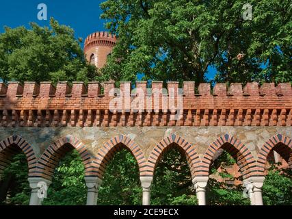 Neogotische Zinnen und Bögen auf Schloss Kamieniec Ząbkowicki in Niederschlesien, Polen Stockfoto