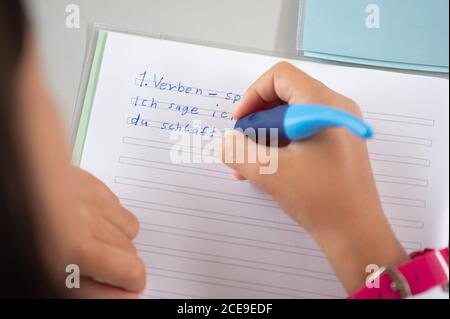 Hemmingen, Deutschland. August 2020. Ein Schüler in einer Grundschule lehnt Verben ab. Quelle: Sebastian Gollnow/dpa/Alamy Live News Stockfoto