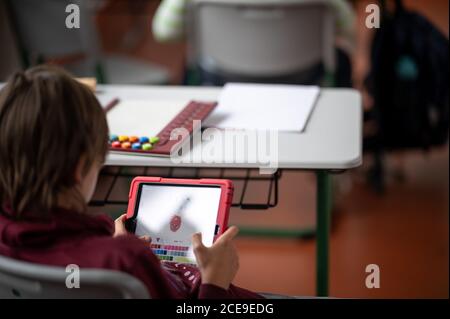 Hemmingen, Deutschland. August 2020. Ein Schüler arbeitet in einer Grundschule an einem Tablet. Quelle: Sebastian Gollnow/dpa/Alamy Live News Stockfoto