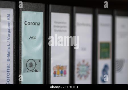 Hemmingen, Deutschland. August 2020. Eine Mappe mit der Aufschrift 'Corona 2020' befindet sich in einer Grundschule in Rekotrat. Quelle: Sebastian Gollnow/dpa/Alamy Live News Stockfoto