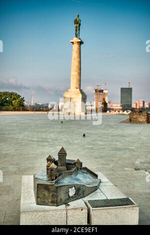 Belgrad / Serbien - 4. August 2019: Maquette-Skulptur der Belgrader Festung (Kalemegdan) mit Victor-Denkmal im Hintergrund, Belgrad, Serbien Stockfoto