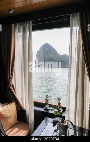 Ein Blick aus dem luxuriösen Innenraum einer Kabine an Bord der 'Dragon Legend' Luxus Kreuzfahrt Junk oder Boot, Hạ Long Bay, Vietnam, Asien Stockfoto