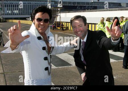 Glasgow Prestwick Airport Ayrshire im Vereinigten Königreich ist der einzige Ort, der von 'The King of Rock & Roll' l Elvis Preseley geführt wird. Im Geburtsdienst wurde Sergent Presley am 3. März 1960 von kreischenden Fans begrüßt, nachdem sein Flugzeug zum Tanken angehalten hatte : Foto zeigt Elvis Presley ( aka Gordon Hendricks Gewinner der ITV Stars in Their Eyes 2005 ) mit Mark Rodwell Chief Executive von Glasgow Prestwick Stockfoto