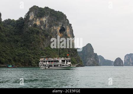 Ein touristischer Junk oder Boot, Hạ Long Bay, Vietnam, Asien Stockfoto