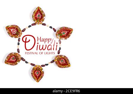 Happy Diwali - Ton Diya Lampen während Dipavali, hinduistischen Festival der Lichter Feier beleuchtet. Bunte traditionelle Öllampe Diya auf weißem Hintergrund. Kopieren Stockfoto