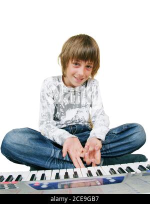 Nettes Kind Klavier spielen, isoliert Stockfoto