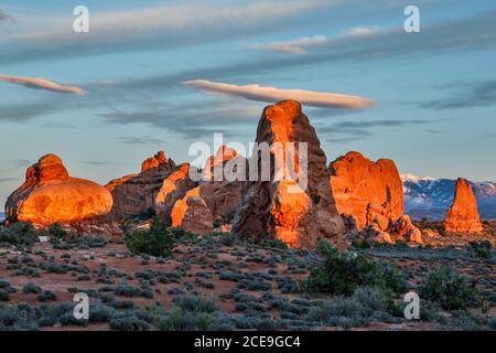 Sandstein Felsformationen hinter den Fenstern Abschnitt, Arches National Park, Moab, Utah USA Stockfoto