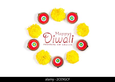 Happy Diwali - Ton Diya Lampen während Dipavali, hinduistischen Festival der Lichter Feier beleuchtet. Bunte traditionelle Öllampe Diya auf weißem Hintergrund. Kopieren Stockfoto