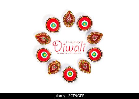 Happy Diwali - Ton Diya Lampen während Dipavali, hinduistischen Festival der Lichter Feier beleuchtet. Bunte traditionelle Öllampe Diya auf weißem Hintergrund. Kopieren Stockfoto