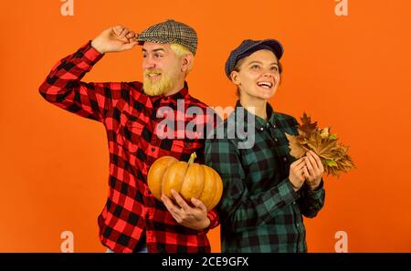 Bauernmarkt. Herbststimmung. Herbstsaison. Herbstlaub. Konzept der Bauernfamilie. Herbsternte funktioniert. Paar in Liebe kariert rustikalen Outfit. Retro-Style. Arbeiten in Feldern. Erntefest. Stockfoto