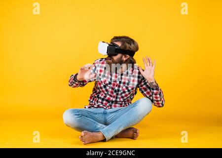 Eine andere Realität ist hier. Digitale Zukunft und Innovation. Digitalisierung. Arbeiten an einem Programmierprojekt. Mann mit VR-Headset. Hipster verwenden moderne Technologie. Mann mit Brille der virtuellen Realität. Stockfoto