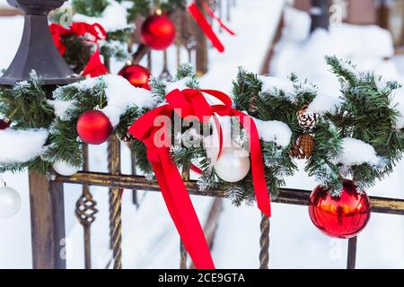 Weihnachten Stadtbild - Dekoration Geländer Veranda am Vorabend des Urlaubs. Weihnachtskugeln und Bänder. Winterurlaub. Stockfoto