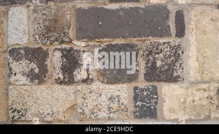 Alte Mauer aus Sandstein gebaut Stockfoto