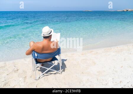 Mann in Realx am Meer am Strand von Ist arutas im Westen sardiniens Stockfoto