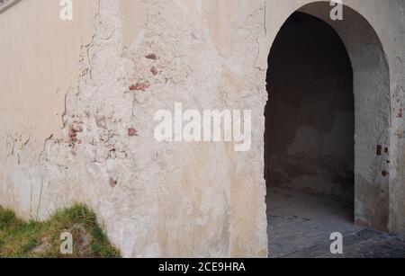 Alte Mauer aus Sandstein gebaut Stockfoto