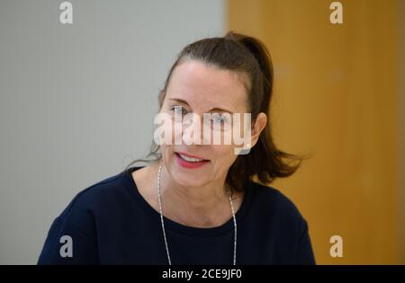 Potsdam, Deutschland. August 2020. Jutta Götzmann, Direktorin des Potsdam-Museums - Forum für Kunst und Geschichte, spricht bei einer Pressekonferenz über die Schenkung zweier Gemälde. Quelle: Soeren Stache/dpa-Zentralbild/ZB/dpa/Alamy Live News Stockfoto