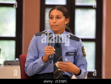 31. August 2020, Rheinland-Pfalz, Büchenbeuren-Scheid: Polizeikommissarin Vanessa Onohiol spricht bei der Veranstaltung "im Dialog mit Polizeistudenten mit Migrationshintergrund" an der Polizeiakademie. Die Ministerpräsidentin von Rheinland-Pfalz, Frau Dreyer, und der Innenminister von Rheinland-Pfalz, Herr Lewentz (SPD), informierten sich bei einer Veranstaltung mit Polizeistudenten mit Migrationshintergrund an der Polizeiuniversität. Foto: Harald Tittel/dpa Stockfoto