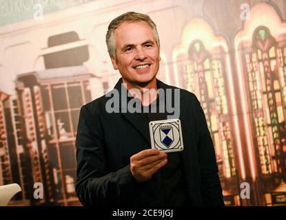 Berlin, Deutschland. August 2020. Berndt Schmidt, Direktor des Friedrichstadt-Palastes, hält die Gedenktafel zum Denkmalschutz für den Friedrichstadt-Palast in seinen Händen. Das Revue-Theater steht unter Denkmalschutz. Quelle: Britta Pedersen/dpa-Zentralbild/dpa/Alamy Live News Stockfoto
