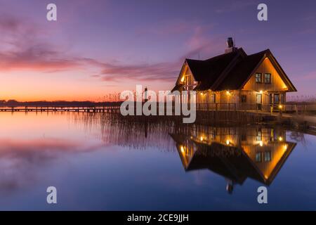 Restaurant am Hemmelsdorfer See bei Sonnenaufgang im Frühjahr bei Lübeck, Schleswig-Holstein, Deutschland Stockfoto