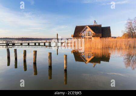 Restaurant am Hemmelsdorfer See bei Sonnenaufgang im Frühjahr bei Lübeck, Schleswig-Holstein, Deutschland Stockfoto