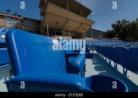 Veranstaltungs Sitze blau leer im Freien wegen Stornierungen aufgrund Pandemie covid 19 Corona-Virus Staaten und Länder in Sperre. Stockfoto