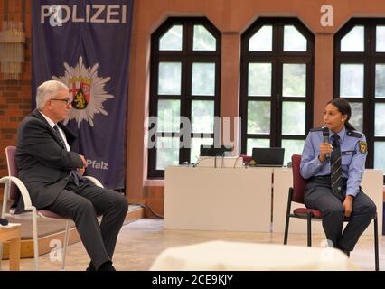 31. August 2020, Rheinland-Pfalz, Büchenbeuren-Scheid: Roger Lewentz (SPD, l), Innenminister von Rheinland-Pfalz, spricht mit Polizeistudenten mit Migrationshintergrund an der Polizeiuniversität mit polizeikommissarin Vanessa Onohiol. Die Ministerpräsidentin von Rheinland-Pfalz, Frau Dreyer, und der Innenminister von Rheinland-Pfalz, Herr Lewentz (SPD), informierten sich bei einer Veranstaltung mit Polizeistudenten mit Migrationshintergrund an der Polizeiuniversität. Foto: Harald Tittel/dpa Stockfoto