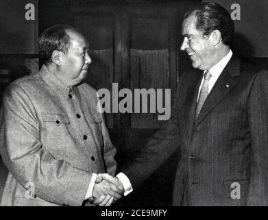 US-Präsident Richard Nixon schüttelt dem Vorsitzenden der Kommunistischen Partei Chinas, Mao Zedong, die Hände. Das Foto wurde während Nixons historischer Reise nach China 1972 aufgenommen. Stockfoto