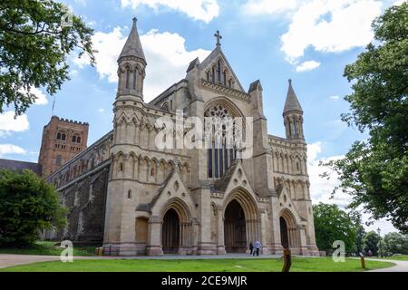 Außenansicht der westlichen Fassade der Kathedrale und Abbey Church of Saint Alban, St Albans, Hertfordshire, Großbritannien. Stockfoto