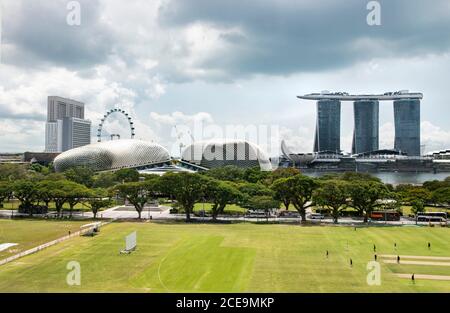 Singapur, Singapur: 07. März 2020. National Gallery Singapur Blick auf die Esplanade-Theater an der Bucht (L) und die Marina Bay Sands (R) Alamy Stock im Stockfoto